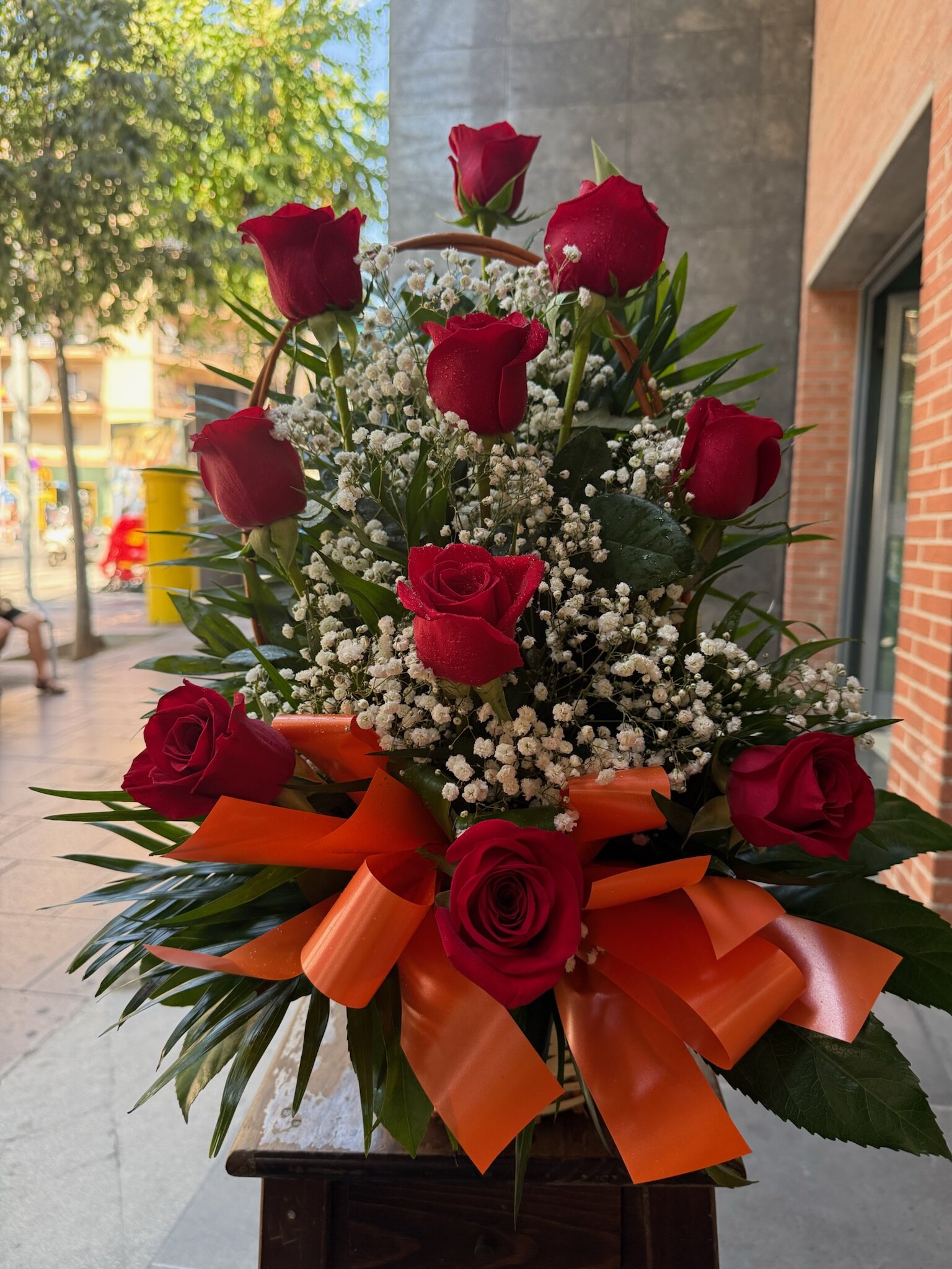Cesta de rosas para cumpleaños y celebraciones, imagen 1